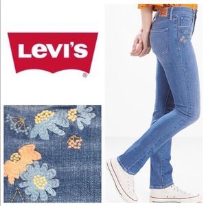 🌺 3 FOR 95 🌺 
LEVI'S Floral Embroidered Mid Rise Skinny Jeans